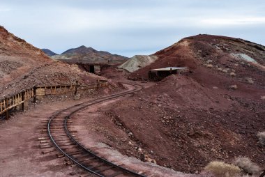 Calico, California, ABD - 12 / 20 / 2014 Calico demiryolu, Barstow, San Bernardino yakınlarındaki Mojave Çölü Dağları 'ndaki Calico Hayalet Kasabası' nda eski madenleri geziyor..