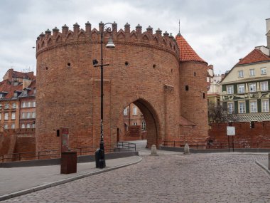 Coronavirus salgını sırasında sermaye sokakları, genellikle insanlarla ve arabalarla dolu, şimdi neredeyse boş. Barbakan, güçlendirilmiş ortaçağ ileri karakolu.