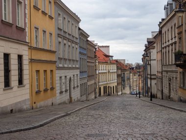 Coronavirus salgını sırasında sermaye sokakları, genellikle insanlarla ve arabalarla dolu, şimdi neredeyse boş. Barbakan, güçlendirilmiş ortaçağ ileri karakolu.