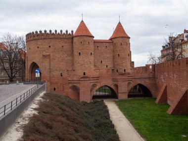 Coronavirus salgını sırasında sermaye sokakları, genellikle insanlarla ve arabalarla dolu, şimdi neredeyse boş. Barbakan, güçlendirilmiş ortaçağ ileri karakolu.