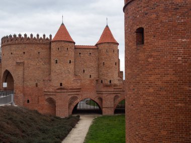 Coronavirus salgını sırasında sermaye sokakları, genellikle insanlarla ve arabalarla dolu, şimdi neredeyse boş. Barbakan, güçlendirilmiş ortaçağ ileri karakolu.