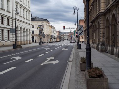 Coronavirus salgını sırasında sermaye sokakları, genellikle insanlarla ve arabalarla dolu, şimdi neredeyse boş. Barbakan, güçlendirilmiş ortaçağ ileri karakolu.