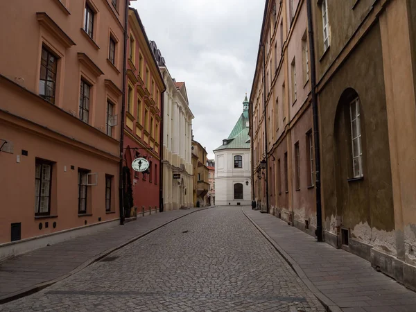 Varşova / Polonya - 21 / 03 / 2020 - Coronavirus salgını sırasında sermaye sokakları, genellikle insan ve arabalarla dolu, şimdi neredeyse boş. Eski Şehir