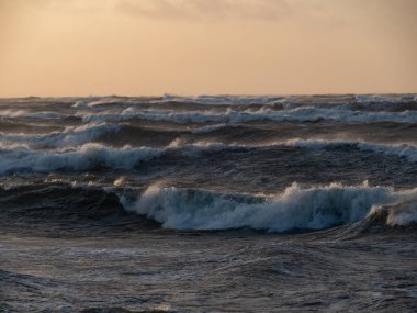 Baltık Denizi 'nde güzel gün batımı, denizde fırtına, rüzgarlı hava.