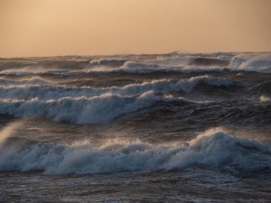 Baltık Denizi 'nde güzel gün batımı, denizde fırtına, rüzgarlı hava.