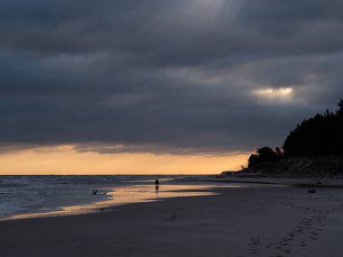 Gündoğumu Piasnica Nehri 'nin kıyısında, Polonya, Debki. Dramatik gökyüzü.
