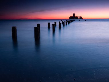Alman Torpido İstasyonu, gün doğumunda 2. Dünya Savaşı 'ndan kalma kalıntılar. Gdynia Baltık Denizi. Polonya. Uzun pozlu fotoğrafçılık.
