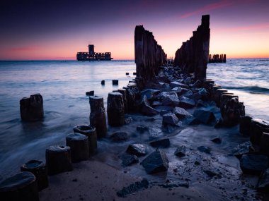 Alman Torpido İstasyonu, gün doğumunda 2. Dünya Savaşı 'ndan kalma kalıntılar. Gdynia Baltık Denizi. Polonya. Uzun pozlu fotoğrafçılık.