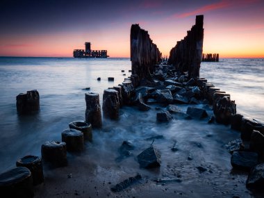 Alman Torpido İstasyonu, gün doğumunda 2. Dünya Savaşı 'ndan kalma kalıntılar. Gdynia Baltık Denizi. Polonya. Uzun pozlu fotoğrafçılık.