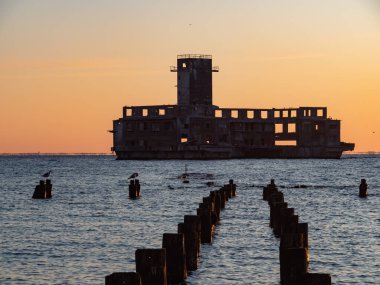 Alman Torpido İstasyonu, gün doğumunda 2. Dünya Savaşı 'ndan kalma kalıntılar. Gdynia Baltık Denizi. Polonya.