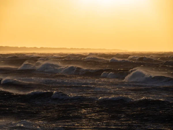 Mooie Zonsondergang Aan Oostzee Storm Aan Zee Winderig Weer — Stockfoto