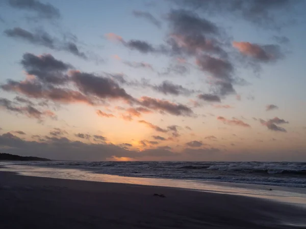 Puesta Sol Sobre Mar Báltico Playa Vacía Olas Sobre Mar — Foto de Stock