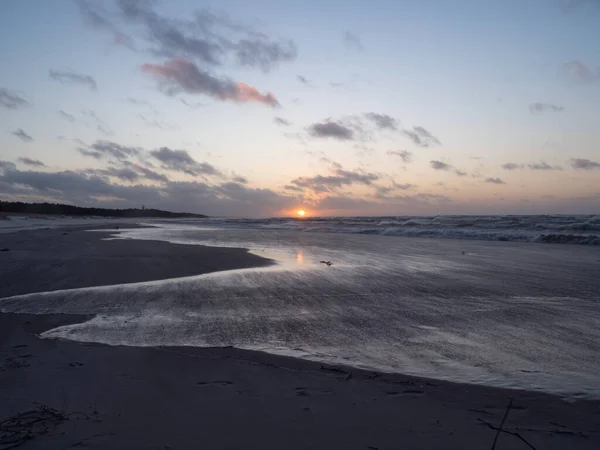 Auringonlasku Itämeren Yllä Tyhjä Ranta Aallot Merellä Laukaus Tuulisella Säällä — kuvapankkivalokuva
