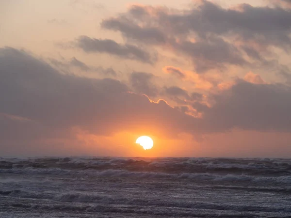 Puesta Sol Sobre Mar Báltico Playa Vacía Olas Sobre Mar — Foto de Stock