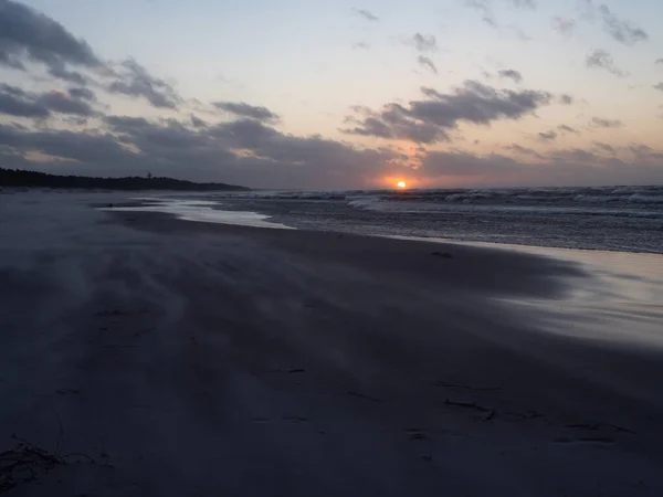 Puesta Sol Sobre Mar Báltico Playa Vacía Olas Sobre Mar — Foto de Stock