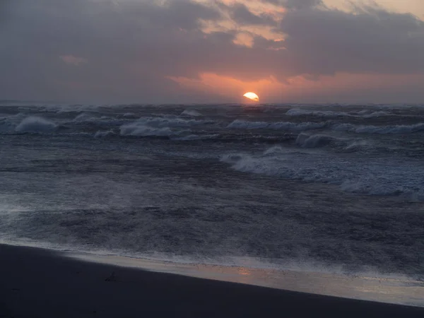 日落时分 波罗的海 空旷的海滩 海面上的波浪 在多风的天气中被击中 波兰Leba — 图库照片