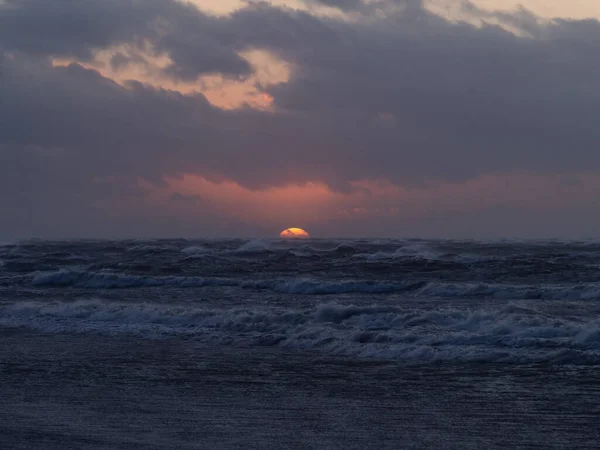 日落时分 波罗的海 空旷的海滩 海面上的波浪 在多风的天气中被击中 波兰Leba — 图库照片