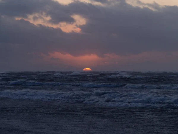 Puesta Sol Sobre Mar Báltico Playa Vacía Olas Sobre Mar — Foto de Stock