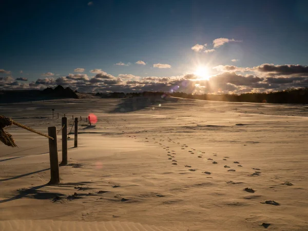Baltık Denizi kıyısındaki Debki yakınlarında hareket eden kum tepeleri. Güneş doğduktan hemen sonra manzara manzarası. Görünür alevler.