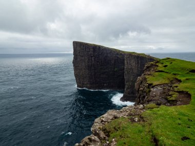 Faroe Adaları. Tralanpan ya da köle uçurumları. Bulutlu hava.