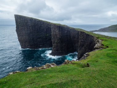 Faroe Adaları, Tralanpan veya Köle Uçurumları. Deniz seviyesinin üstündeki göl manzaralı ünlü bir yer..