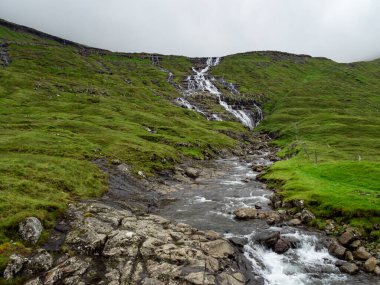 Faroe Adaları, yeşil tarlaları kesen ve okyanusa düşen şelalelerin diyarı..