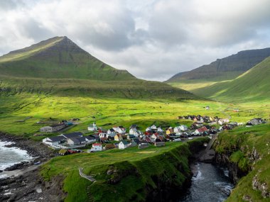 Faroe Adaları 'nın Eysturoy kasabasının kuzeyindeki doğal liman vadisi Gjogv köyünün yakınlarında..
