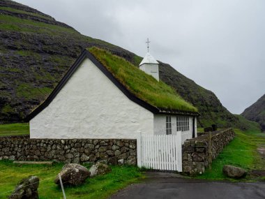 Faroe Adaları. Saksun. Yeşil çim çatılı eski beyaz kilise.