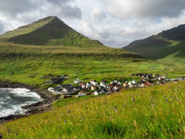 Faroe Adaları, Eysturoy, Gjogv. Gjogv 'u çevreleyen dağların yamaçlarından kasabaya bakın. Bu huzurlu köyün panoramik manzarası.