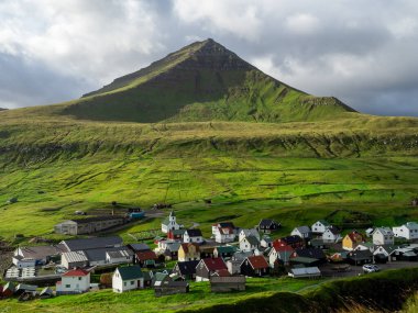 Faroe Adaları, Eysturoy, Gjogv. Gjogv 'u çevreleyen dağların yamaçlarından kasabaya bakın. Bu huzurlu köyün panoramik manzarası.