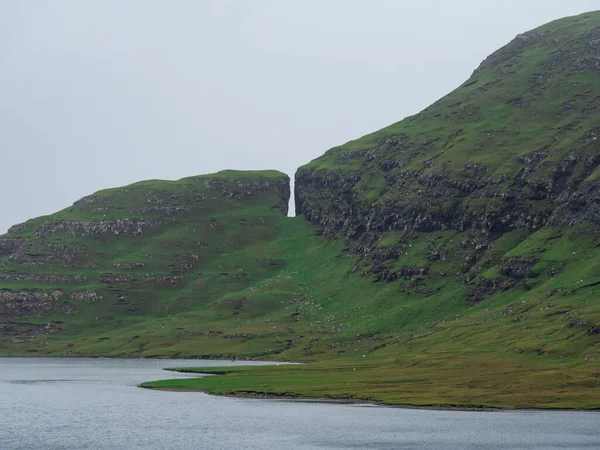 Collines Vertes Falaises Des Îles Féroé Lac Leitisvatn Étrange Formation — Photo