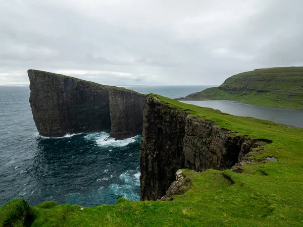 Faroe Adaları Tralanpan Veya Köle Uçurumları Deniz Seviyesinin Üstündeki Göl — Stok fotoğraf