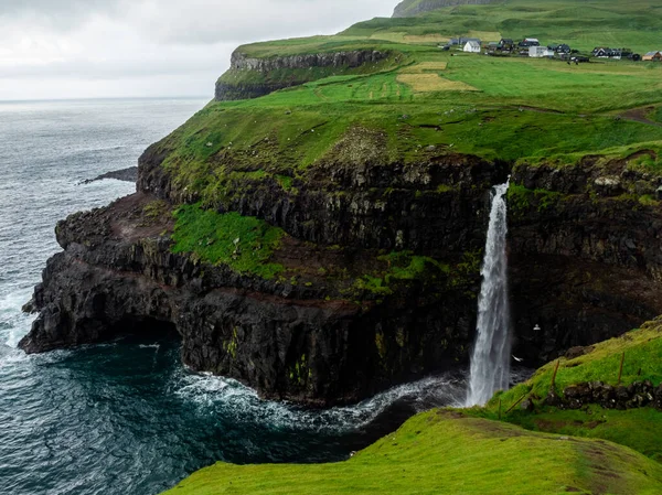 Färöer Mulafossur Wasserfall Vertikal Langzeitbelichtung — Stockfoto