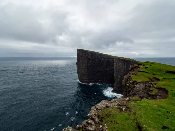 Faroe Adaları. Tralanpan ya da köle uçurumları. Bulutlu hava.