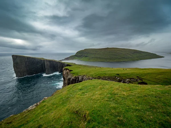 Faroe Adaları Tralanpan Veya Köle Uçurumları Deniz Seviyesinin Üstündeki Göl — Stok fotoğraf