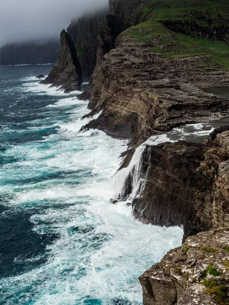 法罗群岛 Vagar Basdalafossur瀑布 俯瞰瀑布和悬崖峭壁高耸入云的大海 荒凉的风景 — 图库照片
