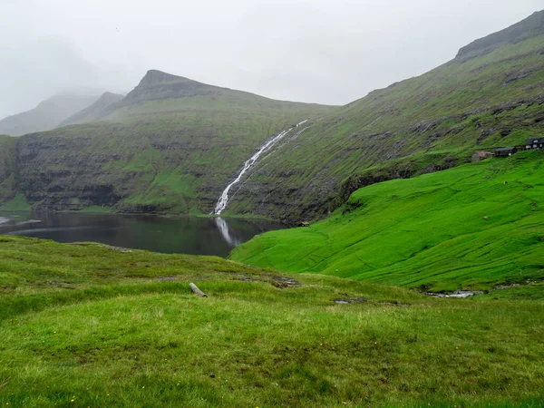 Färöer Grüne Grasfelder Von Saksun Wasserfall Hintergrund Dunstige Landschaft Wolken — Stockfoto