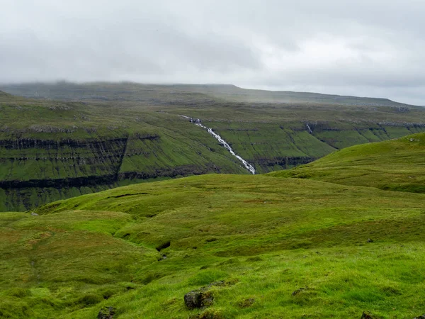 Typický Pohled Faerské Ostrovy Zelená Travnatá Pole Vodopád Mraky Nad — Stock fotografie