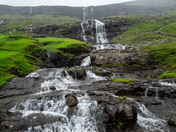 Isole Faroe Terra Delle Cascate Che Tagliano Campi Verdi Cadono — Foto Stock