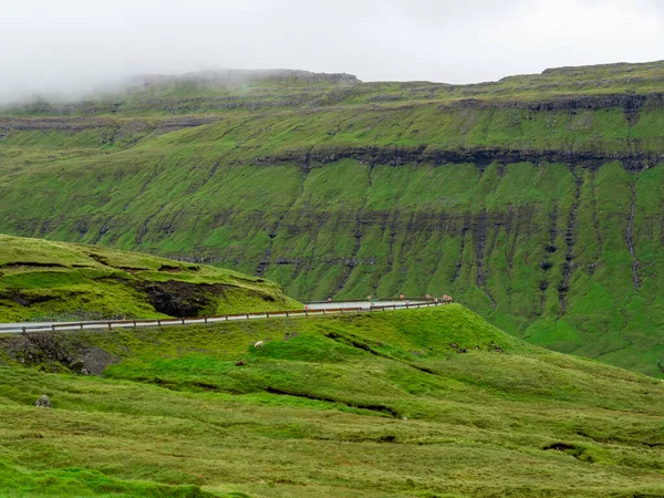 Isole Faroe Strada Tagliando Pendici Dei Campi Erba Verde Paesaggio — Foto Stock