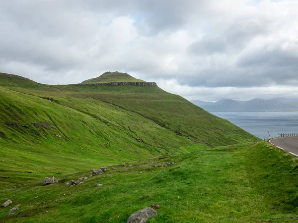 Färöer Inseln Grüne Felder Der Berge Bewölkter Himmel — Stockfoto