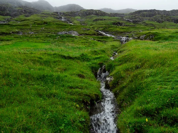 Les Îles Féroé Sont Terre Des Cascades Qui Coupent Les — Photo