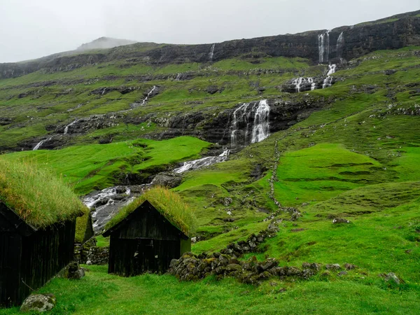 Färöer Saksun Grasüberdachte Gebäude Wasserfall Hintergrund Dunstige Landschaft Wolken Über — Stockfoto