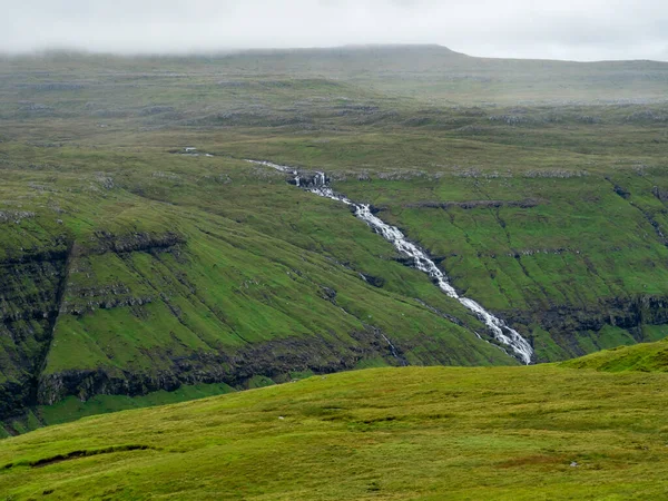 Faroe Islands 들판을 바다로 떨어지는 폭포의 땅이다 — 스톡 사진