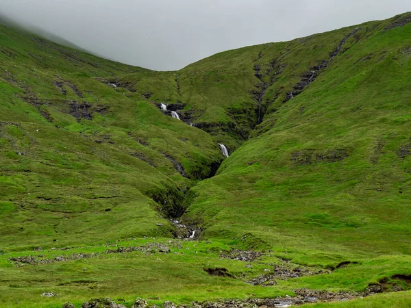 Îles Féroé Cascade Coupant Profondément Dans Les Pentes Verdoyantes Colline — Photo