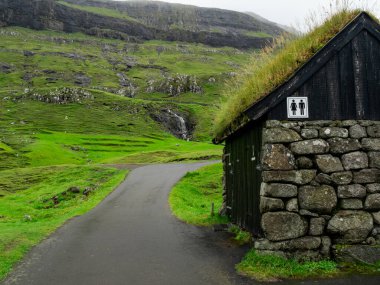 Faroe Adaları. Saksun. Çimen çatılı tuvaletler..