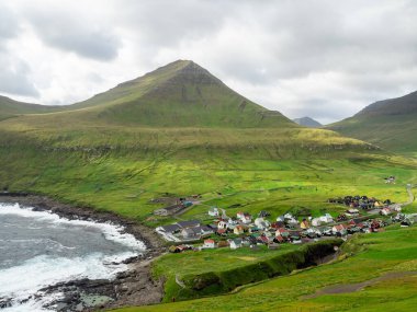 Faroe Adaları, Eysturoy, Gjogv. Gjogv 'u çevreleyen dağların yamaçlarından kasabaya bakın. Bu huzurlu köyün panoramik manzarası.
