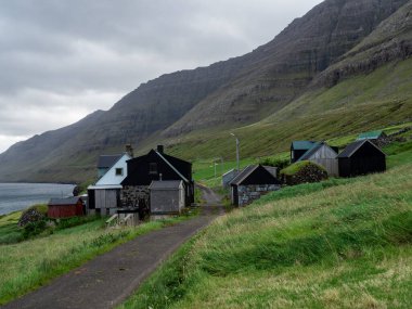 Faroe Adaları. Muli köyü. Terk edilmiş köye bak.