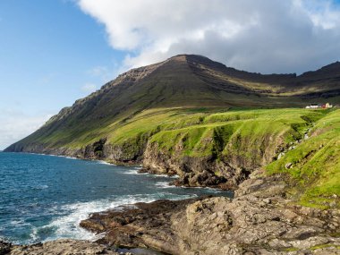 Faroe Adaları, Vidoy, Vidaredii, kasabanın ve okyanusun altındaki uçurumlar.