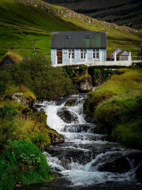Faroe Adaları, Kunoy. Köydeki en eski evlerden biri..